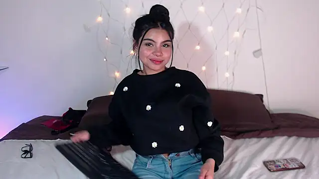 Snapshot of saray__jones chatting on 03-19-25, 07:38 saray jones online show from 03-19-25, 07:38