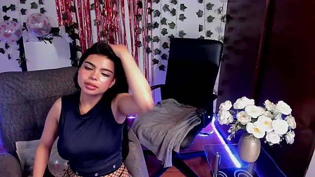 Snapshot of saray__jones chatting on 02-14-25, 02:12 saray jones online show from 02-14-25, 02:12
