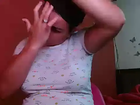 Snapshot of Tammyymilf chatting on 10-15-25, 05:10 Tammyymilf online show from 10-15-25, 05:10