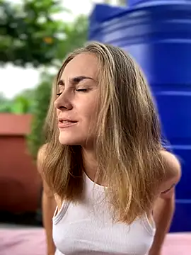 White Lu online show from 11-23-25, 02:10