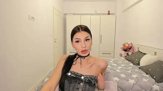 Snapshot of HelenShawn chatting on 02-26-25, 01:57 HelenShawn online show from 02-26-25, 01:57
