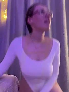 Snapshot of Molli_Luv chatting on 10-04-25, 03:24 Molli Luv online show from 10-04-25, 03:24