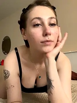Snapshot of Molli_Luv chatting on 10-24-25, 09:30 Molli Luv online show from 10-24-25, 09:30