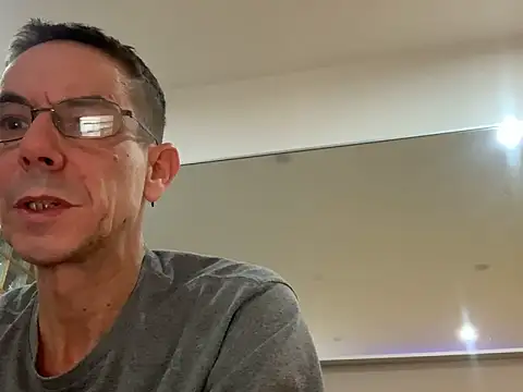Snapshot of Kenhornu chatting on 12-17-25, 09:31 Kenhornu online show from 12-17-25, 09:31