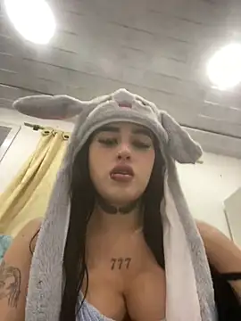 Snapshot of Girl_milk7 chatting on 03-18-25, 03:45 Girl milk7 online show from 03-18-25, 03:45