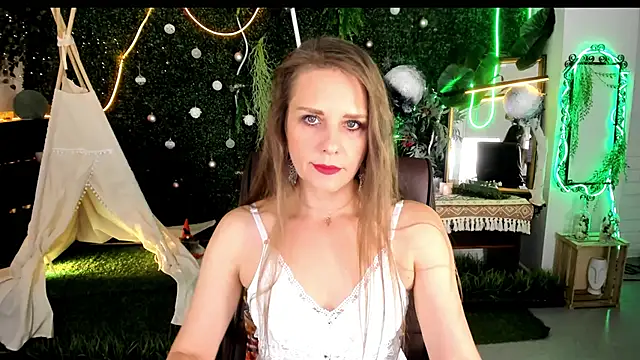 Snapshot of EmiliaBedy chatting on 06-21-26, 09:04 EmiliaBedy online show from 06-21-26, 09:04