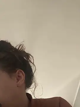 bunnythetailor online show from 12-16-25, 01:04