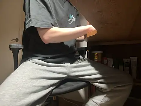 Snapshot of Phil_6677 chatting on 02-23-26, 04:40 Phil 6677 online show from 02-23-26, 04:40