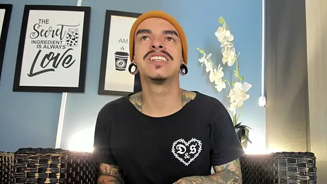 Snapshot of kaletattoo chatting on 09-22-25, 11:05 kaletattoo online show from 09-22-25, 11:05