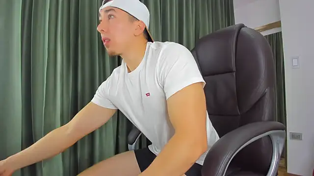 Snapshot of Tombarden chatting on 03-18-25, 07:01 Tombarden online show from 03-18-25, 07:01