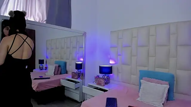 Ariana rouse online show from 11-29-25, 05:13