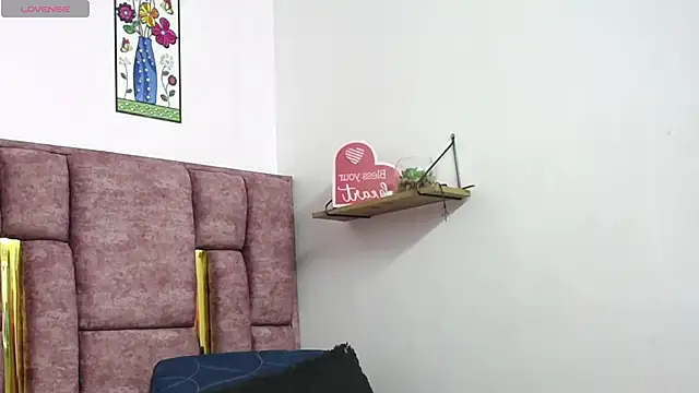 VICTORIAHANK  online show from 04-12-26, 07:17