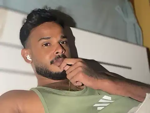 Snapshot of pine_lucas chatting on 11-23-25, 09:03 pine lucas online show from 11-23-25, 09:03