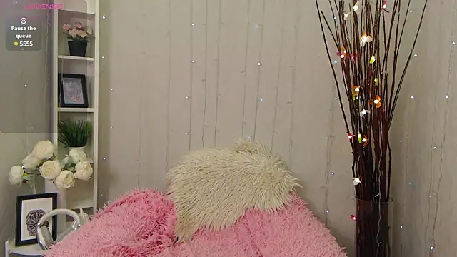 Snapshot of Holygirl_ chatting on 03-13-25, 01:43 Holygirl online show from 03-13-25, 01:43