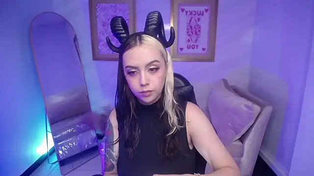 Hela v online show from 10-31-25, 12:46