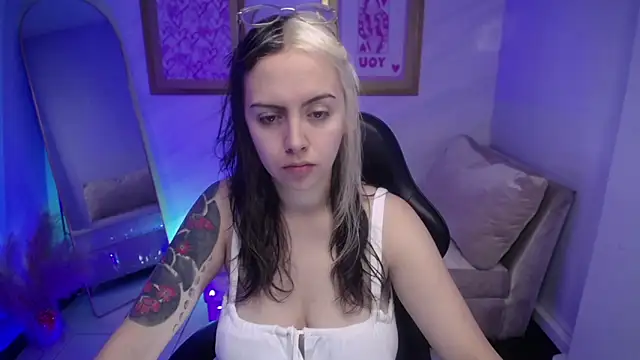Snapshot of Hela_v chatting on 09-30-25, 12:00 Hela v online show from 09-30-25, 12:00