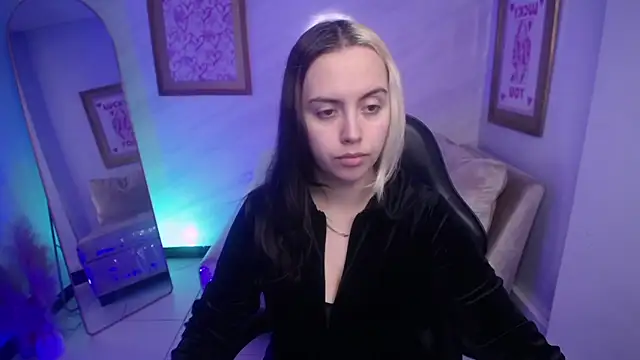 Snapshot of Hela_v chatting on 09-24-25, 12:11 Hela v online show from 09-24-25, 12:11