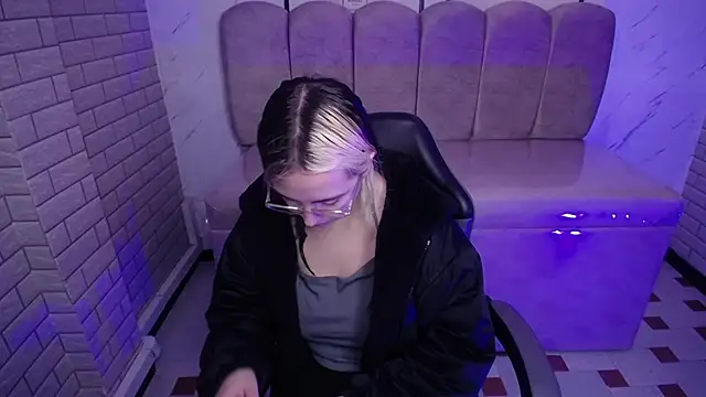 Hela v online show from 11-15-25, 11:58