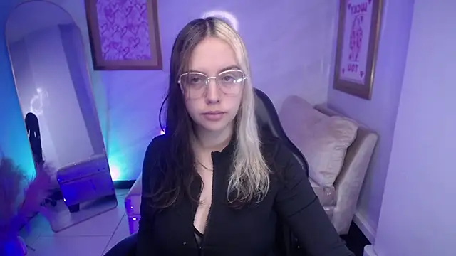 Snapshot of Hela_v chatting on 09-19-25, 12:09 Hela v online show from 09-19-25, 12:09