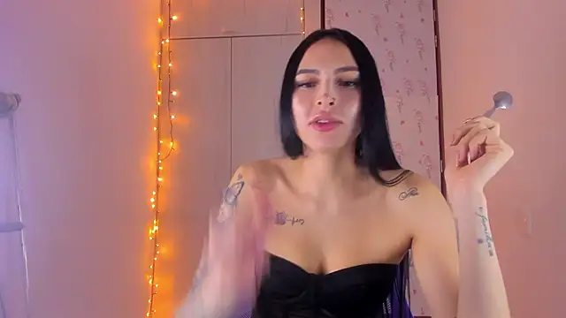 Snapshot of Little__Linda chatting on 03-05-25, 02:14 Little Linda online show from 03-05-25, 02:14