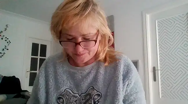 Snapshot of Luzia-Sal chatting on 03-10-25, 08:06 Luzia-Sal online show from 03-10-25, 08:06