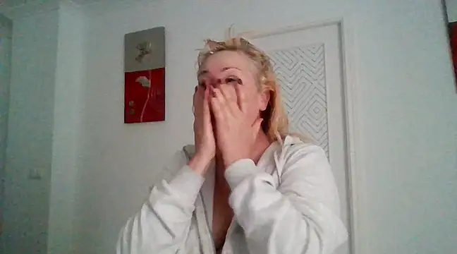 Snapshot of Luzia-Sal chatting on 03-16-25, 09:05 Luzia-Sal online show from 03-16-25, 09:05