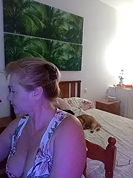 Snapshot of Luzia-Sal chatting on 10-18-25, 06:43 Luzia-Sal online show from 10-18-25, 06:43