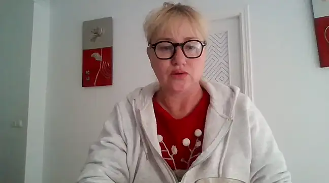 Snapshot of Luzia-Sal chatting on 03-22-25, 10:06 Luzia-Sal online show from 03-22-25, 10:06