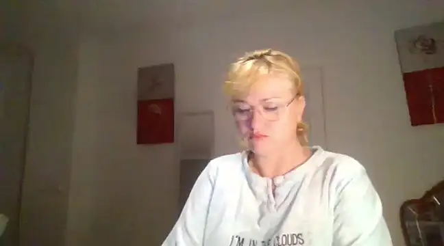 Snapshot of Luzia-Sal chatting on 02-15-25, 07:27 Luzia-Sal online show from 02-15-25, 07:27