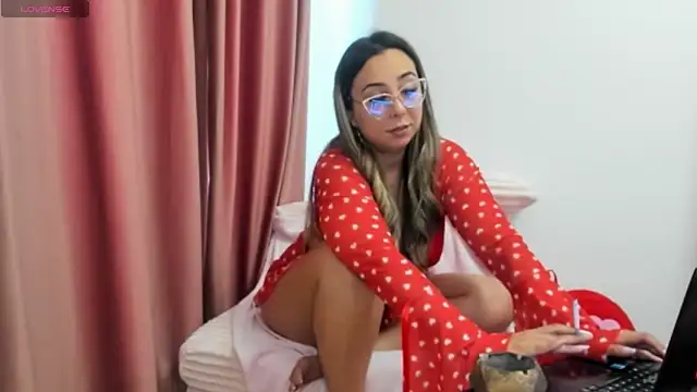 Snapshot of LadyLyanna chatting on 06-17-26, 11:53 LadyLyanna online show from 06-17-26, 11:53