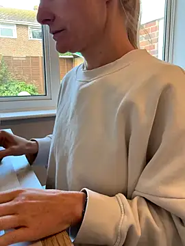 Snapshot of Phoebe_Lily chatting on 10-15-25, 08:44 Phoebe Lily online show from 10-15-25, 08:44