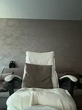Snapshot of LillySquirtShot chatting on 06-18-26, 11:10 LillySquirtShot online show from 06-18-26, 11:10