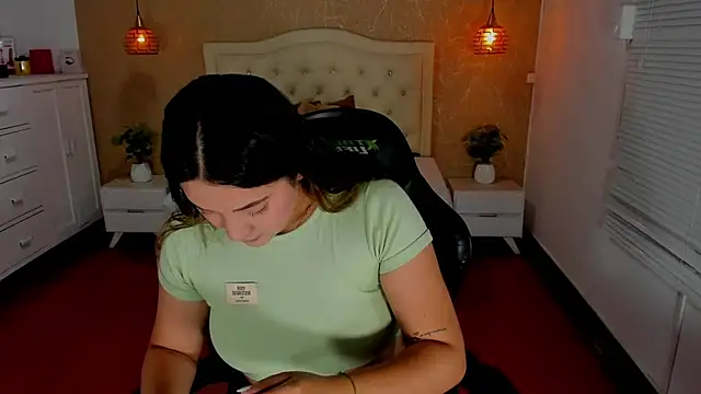 Hadley  online show from 06-11-26, 03:03