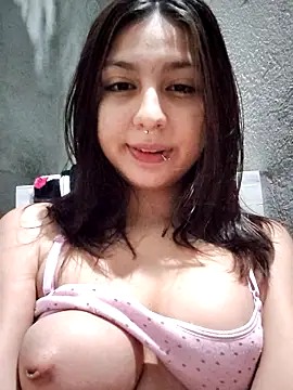 Snapshot of Maiden-Hot chatting on 06-14-26, 06:25 Maiden-Hot online show from 06-14-26, 06:25