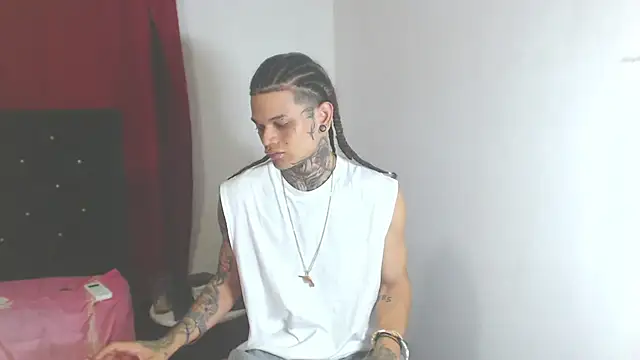 Snapshot of hot_man05 chatting on 03-08-25, 04:45 hot man05 online show from 03-08-25, 04:45