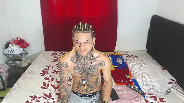 Snapshot of hot_man05 chatting on 02-19-25, 04:22 hot man05 online show from 02-19-25, 04:22