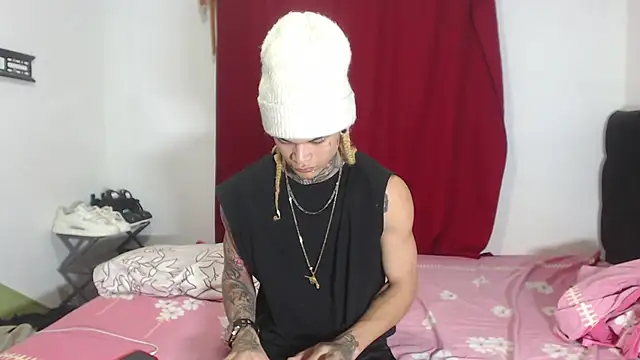 Snapshot of hot_man05 chatting on 01-31-25, 01:01 hot man05 online show from 01-31-25, 01:01