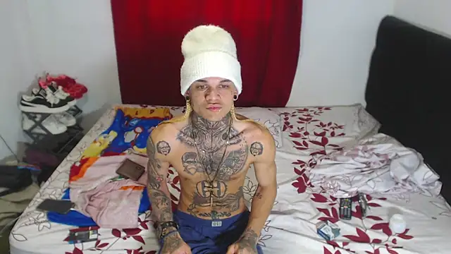 Snapshot of hot_man05 chatting on 02-05-25, 03:42 hot man05 online show from 02-05-25, 03:42