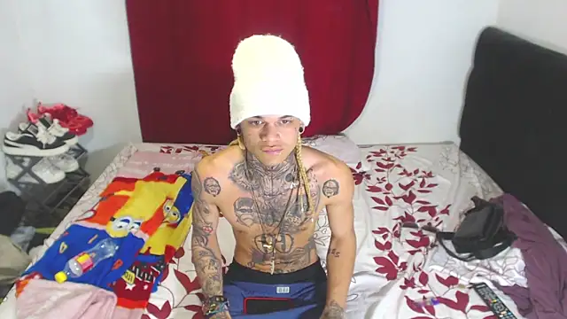 Snapshot of hot_man05 chatting on 02-04-25, 09:28 hot man05 online show from 02-04-25, 09:28