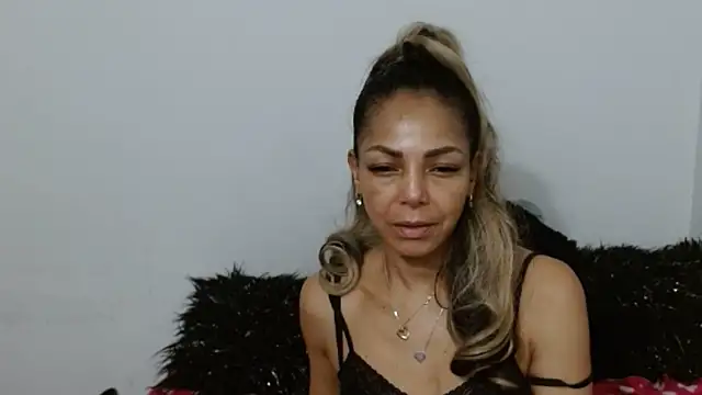 Lunasquirt1985 online show from 10-24-25, 11:20