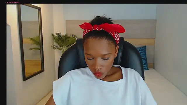 Snapshot of brendathompson_ chatting on 09-23-25, 01:45 brendathompson online show from 09-23-25, 01:45