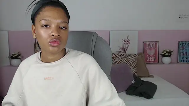 Snapshot of brendathompson_ chatting on 02-13-25, 12:32 brendathompson online show from 02-13-25, 12:32