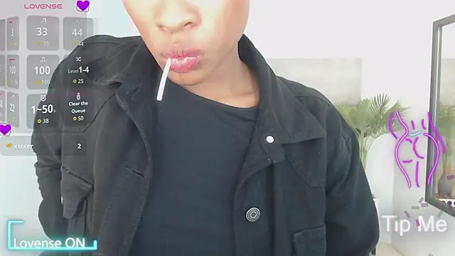 Snapshot of brendathompson_ chatting on 10-18-25, 02:13 brendathompson online show from 10-18-25, 02:13