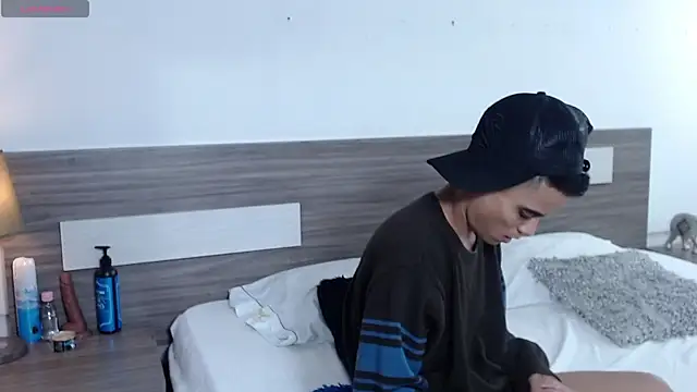 Liiamthompson online show from 12-01-25, 10:32