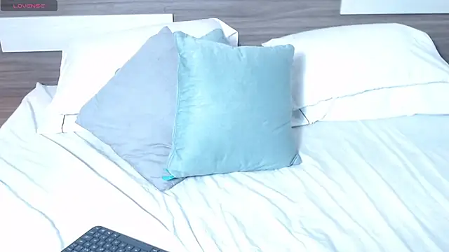 Liiamthompson online show from 04-04-26, 10:16