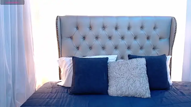 Liiamthompson online show from 05-28-26, 06:36