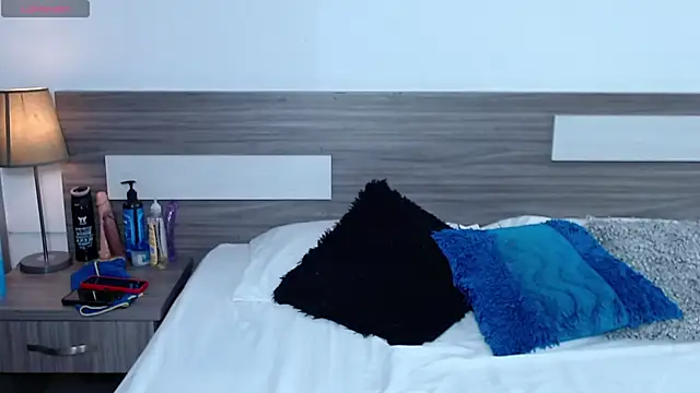 Liiamthompson online show from 12-17-25, 09:09