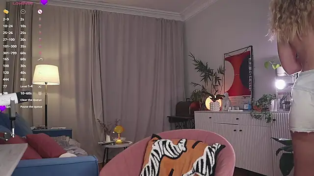 WhiteAnni online show from 12-15-25, 04:18