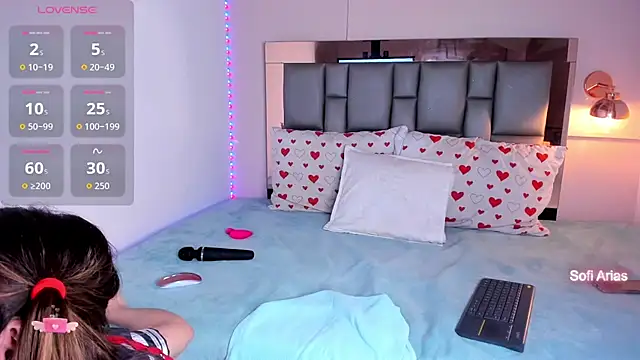 SofiArias online show from 10-31-25, 08:16