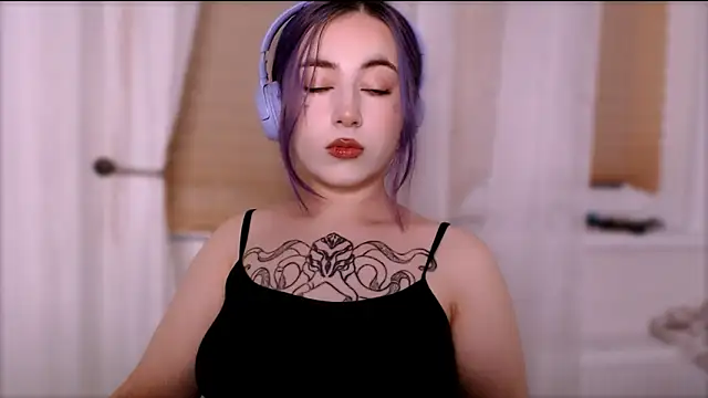 Snapshot of purplewitch chatting on 10-18-25, 03:03 purplewitch online show from 10-18-25, 03:03